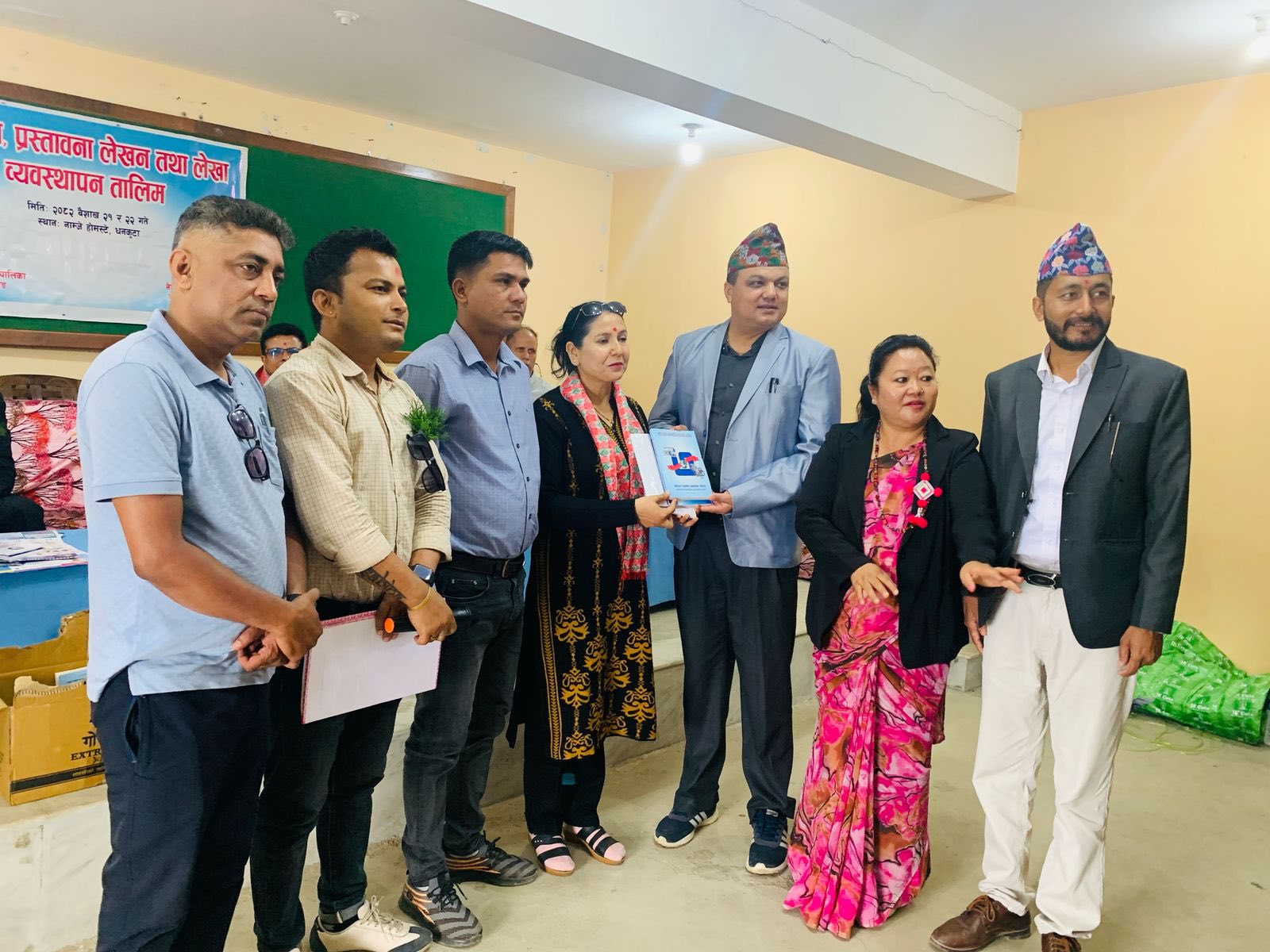 नेपाल पत्रकार महासंघ मोरङको बार्षिक क्यालेन्डर कोशी प्रदेश समितिलाई हस्तान्तरण गरिदै । २०८२ वैशाख २१